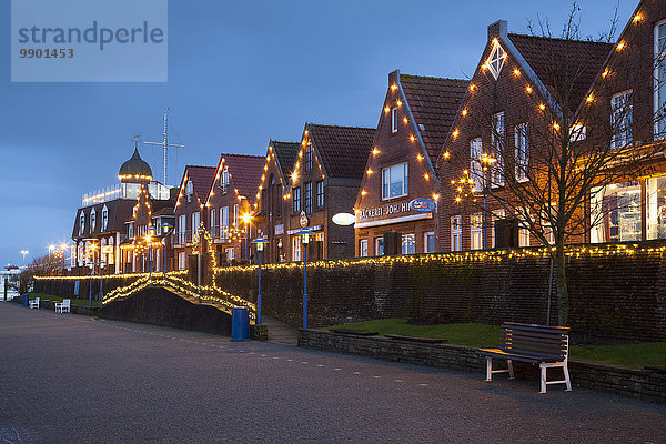 Deutschland  Ostfriesland  Neuharlingersiel  Weihnachtsbeleuchtung an Gebäuden
