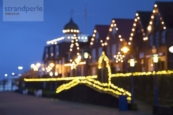 Deutschland  Ostfriesland  Neuharlingersiel  Weihnachtsbeleuchtung an Gebäuden