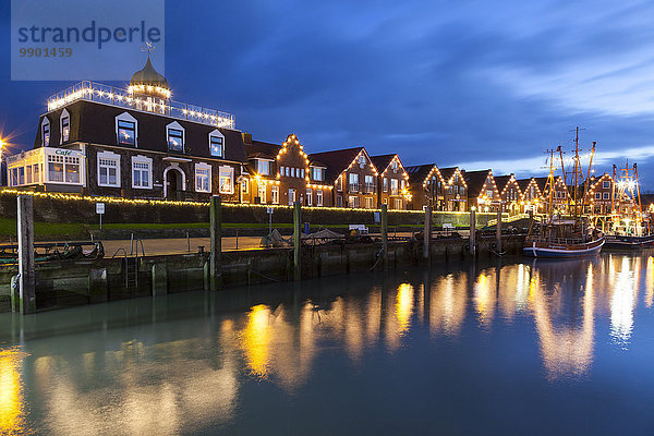 Deutschland  Ostfriesland  Neuharlingersiel  Weihnachtsbeleuchtung im Hafen