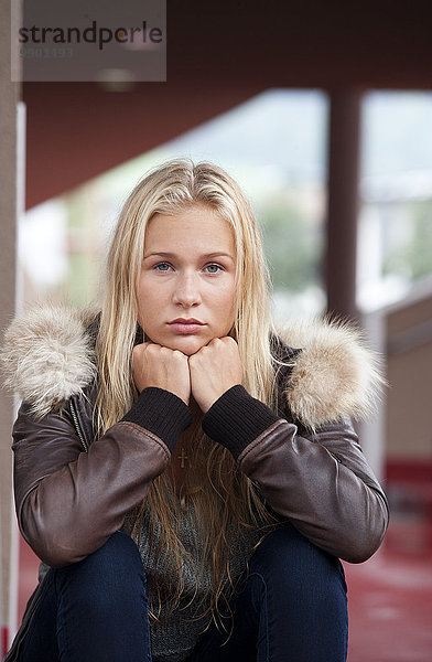 Porträt eines traurigen blonden Teenagers