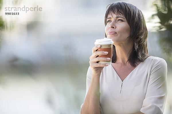 Geschäftsfrau bei einer Pause  Kaffee trinken