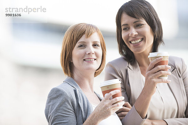 Geschäftsfrauen  die eine Pause machen  Kaffee trinken