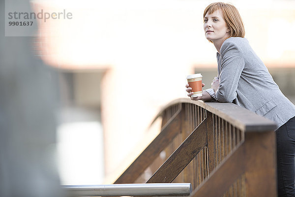 Geschäftsfrau bei einer Pause  Kaffee trinken