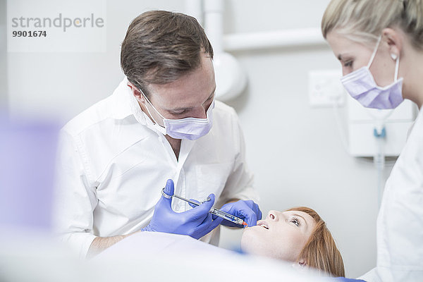Zahnarzt bei der Injektion des Patienten