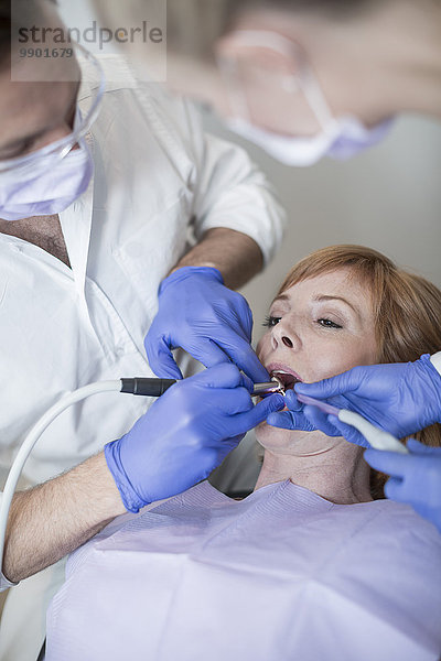 Zahnarzt bei der Injektion des Patienten