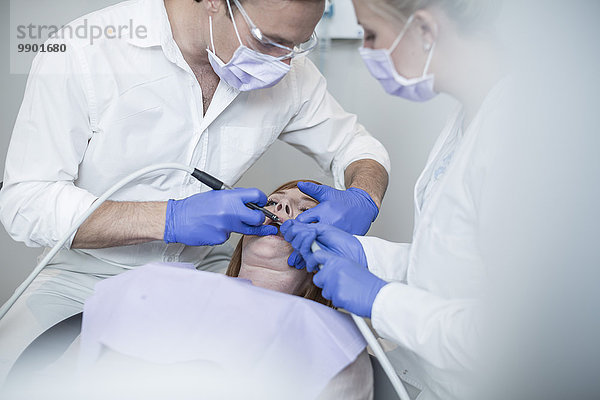 Zahnarzt bei der Routineuntersuchung seines Patienten
