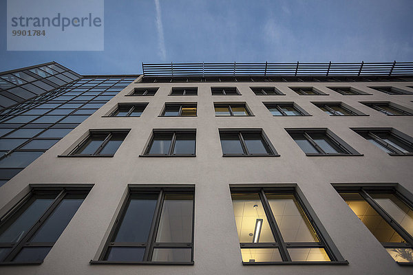 Deutschland  München  Fassade des Bürogebäudes bei Abenddämmerung