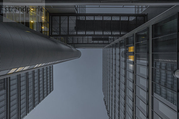 Deutschland  München  Fassaden des Büroturms bei Abenddämmerung