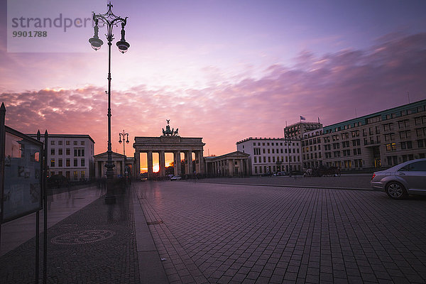 Deutschland  Berlin  Berlin-Mitte  Brandenburger Tor bei Sonnenuntergang