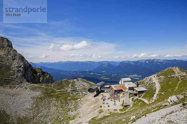 Naturinformationszentrum Bergwelt Karwendel mit Riesenfernrohr  Bergstation Karwendelbahn  Karwendel-Gebirge  oberhalb von Mittenwald  Bayern  Deutschland  Europa