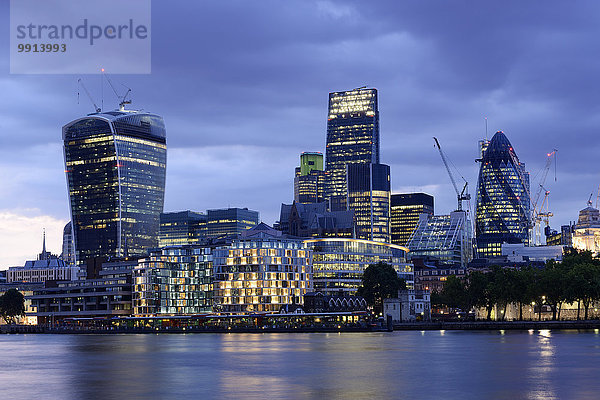 Skyline der City of London in der Abenddämmerung  mit den Gebäuden Gherkin  Leadenhall Building und Walkie Talkie Building  London  England  Großbritannien  Europa