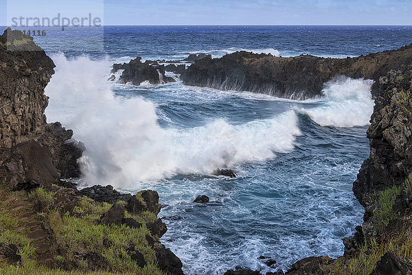 Wellen brechen an Felsen  Nationalpark Rapa Nui  Osterinsel  Chile  Südamerika