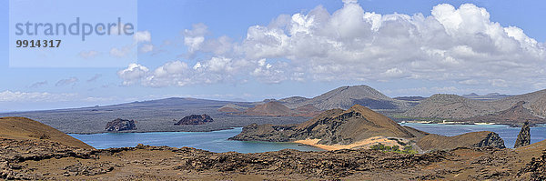 Insel Bartolome  Panoramablick über die westliche Halbinsel auf die Insel Santiago  auch Insel San Salvador  Provinz Galapagos  Galapagos Inseln  Ecuador  Südamerika