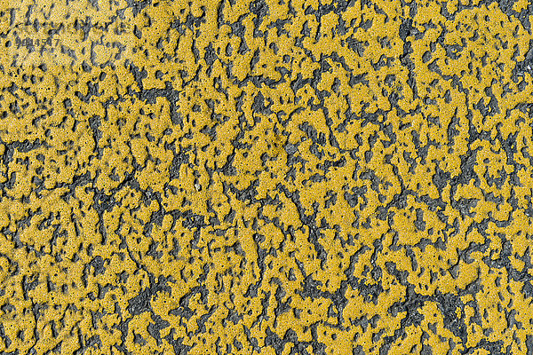 Gelbe Farbe auf Asphalt  Detail Straßenmarkierung  Schweiz  Europa