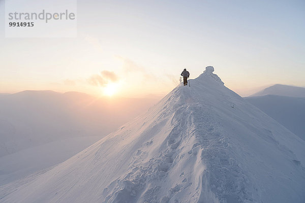 Skitourengeher auf dem Trollsteinen-Grat im ersten Morgenlicht  Trollsteinen  Svalbard  Norwegen  Europa