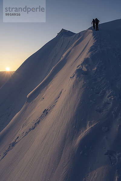 Skitourengeher auf dem Grat zu Nordenskiöldfjellet  Svalbard  Norwegen  Europa