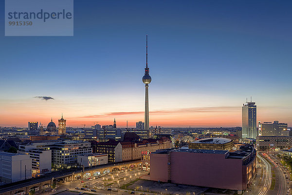 Berlin-Mitte mit dem Alexanderplatz  dem Berliner Fernsehturm und dem Park Inn Hotel  Berlin  Deutschland  Europa
