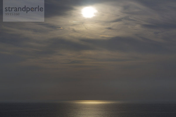 Aussicht von Cabo de Sao Vicente auf den Atlantik am Abend  bei Sagres  Algarve  Portugal  Europa