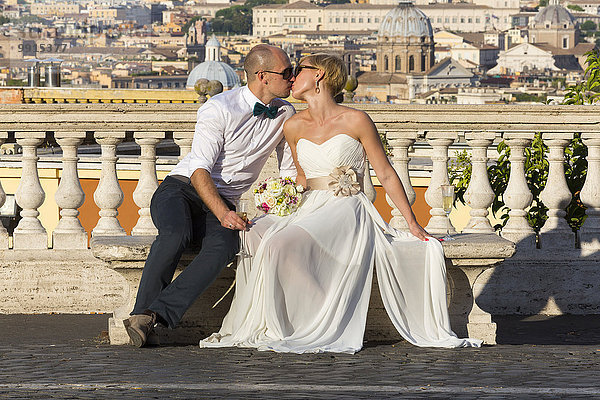 Frisch verheiratetes Brautpaar in Rom  Italien  Europa