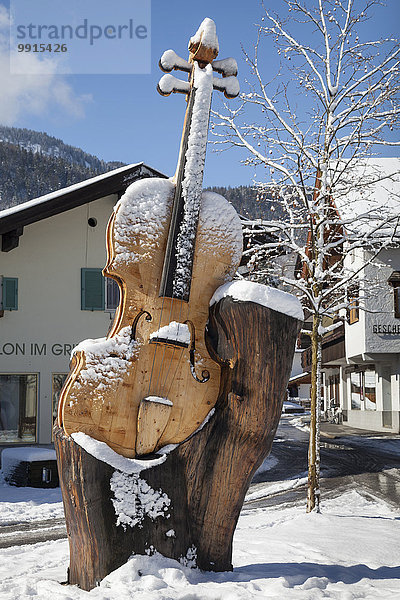Holzskulptur einer Geige  Mittenwald  Werdenfelser Land  Oberbayern  Bayern  Deutschland  Europa