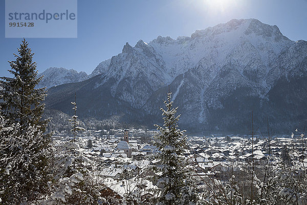 Ortsansicht vor dem Karwendelgebirge  Mittenwald  Werdenfelser Land  Oberbayern  Bayern  Deutschland  Europa