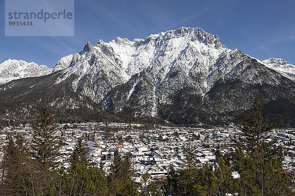 Ortsansicht vor dem Karwendelgebirge  Mittenwald  Werdenfelser Land  Oberbayern  Bayern  Deutschland  Europa