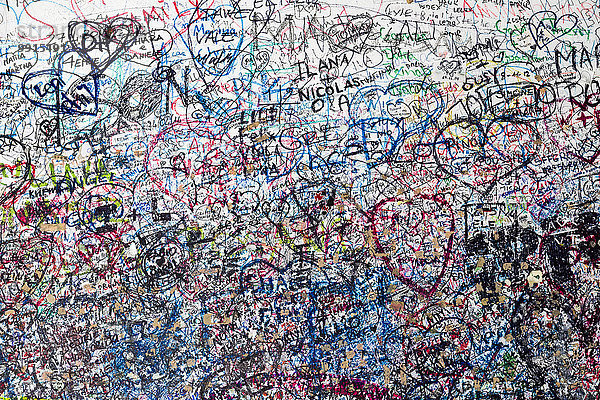 Tausende von Liebesschwüren  an die Wand des Durchgangs zu Julias Haus geschrieben  Provinz Verona  Italien  Europa