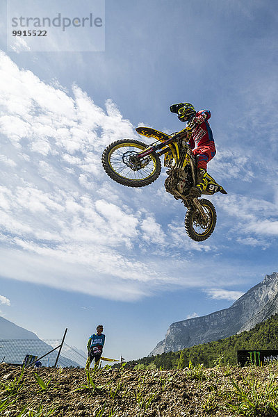 Motorradfahrer auf einem Motocross-Motorrad beim Sprung in der Luft  Training für das MXGP WM-Rennen in Pietramurata  Trentino  Italien  Europa