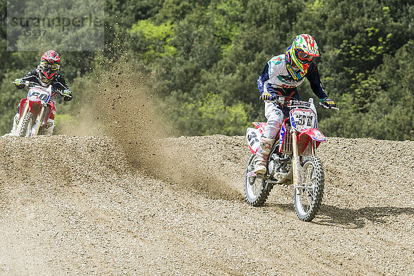 Zwei Motorradfahrer auf Motocross-Motorrädern auf einer Schotterpiste  Training für das MXGP WM-Rennen in Pietramurata  Trentino  Italien  Europa