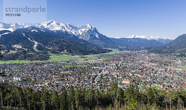Stadtbild mit den Bergen Zugspitze und Alpspitze  vom Berg Wank  Garmisch-Partenkirchen  Oberbayern  Bayern  Deutschland  Europa
