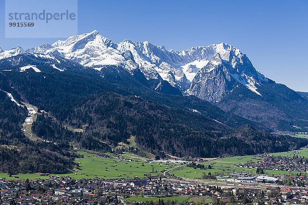 Stadtbild mit den Bergen Zugspitze und Alpspitze  vom Berg Wank  Garmisch-Partenkirchen  Oberbayern  Bayern  Deutschland  Europa