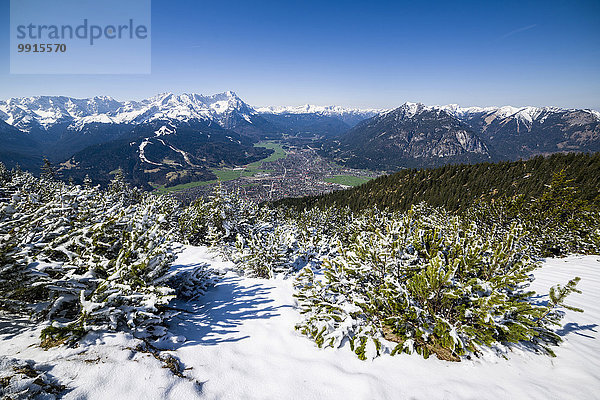 Stadtbild mit den Bergen Zugspitze und Alpspitze  vom verschneiten Berg Wank  Garmisch-Partenkirchen  Oberbayern  Bayern  Deutschland  Europa