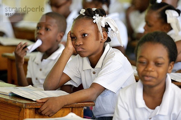 Schülerin mit mürrischem Gesichtsausdruck während des Unterrichts  Port-au-Prince  Departement Ouest  Haiti  Nordamerika