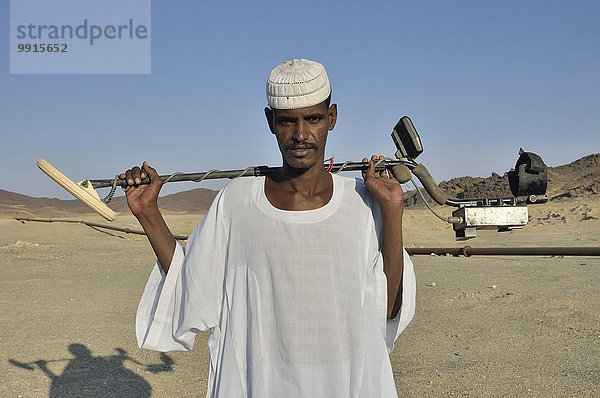 Goldsucher mit Metalldetektor  bei Abu Sara  Nubien  Sudan  Afrika