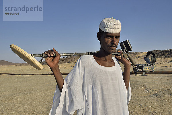 Goldsucher mit Metalldetektor  bei Abu Sara  Nubien  Sudan  Afrika