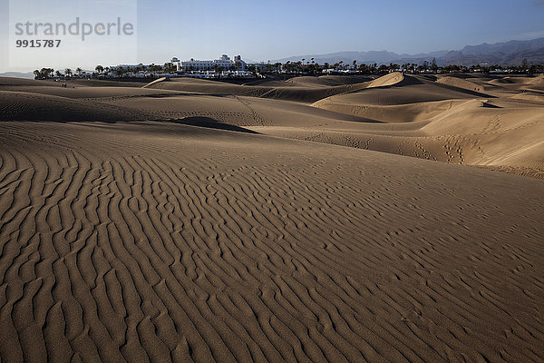 Dünenlandschaft  Dünen von Maspalomas  Naturschutzgebiet  hinten das RIU-Hotel und ein Teil der Hotelzone von Maspalomas  Abendlicht  Gran Canaria  Kanarische Inseln  Spanien  Europa