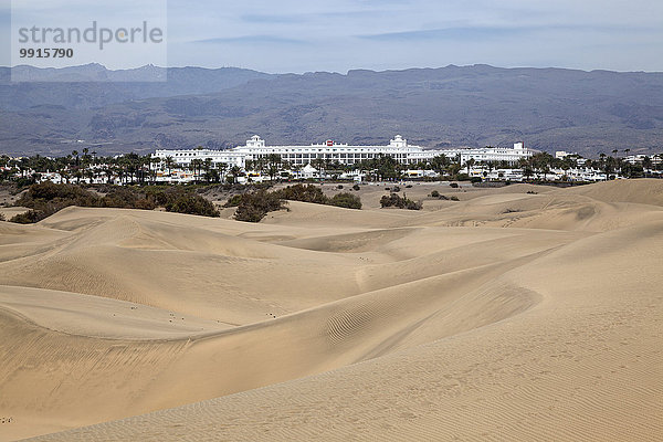 Dünenlandschaft  Dünen von Maspalomas  Naturschutzgebiet  hinten das RIU-Hotel  Gran Canaria  Kanarische Inseln  Spanien  Europa