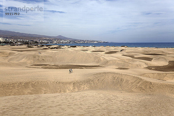 Dünenlandschaft  Dünen von Maspalomas  Naturschutzgebiet  hinten ein Teil der Hotelzone von Maspalomas und Playa del Ingles  Gran Canaria  Kanarische Inseln  Spanien  Europa