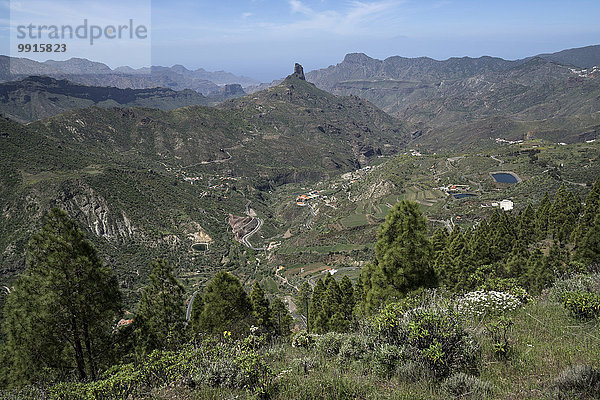 Ausblick von Cruz de Tejeda auf die Bergwelt  den Barranco de Tejeda und den Roque Bentayga  Gran Canaria  Kanarische Inseln  Spanien  Europa