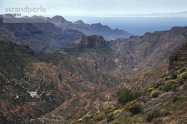 Ausblick vom Roque Bentayga auf die Berge im Westen von Gran Canaria  unten links El Chorillo  Kanarische Inseln  Spanien  Europa
