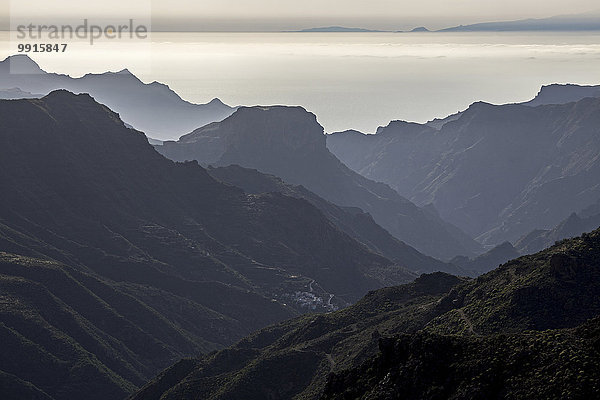 Ausblick vom Roque Bentayga auf die Berge im Westen von Gran Canaria  unten El Chorillo  Kanarische Inseln  Spanien  Europa