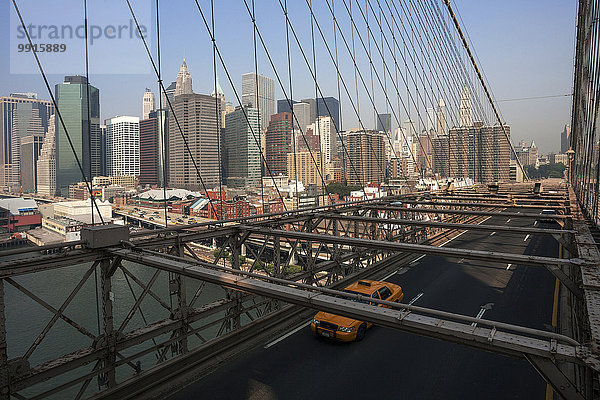 Ausblick von der Brooklyn Bridge auf die Skyline von Lower Manhattan  New York  USA  Nordamerika