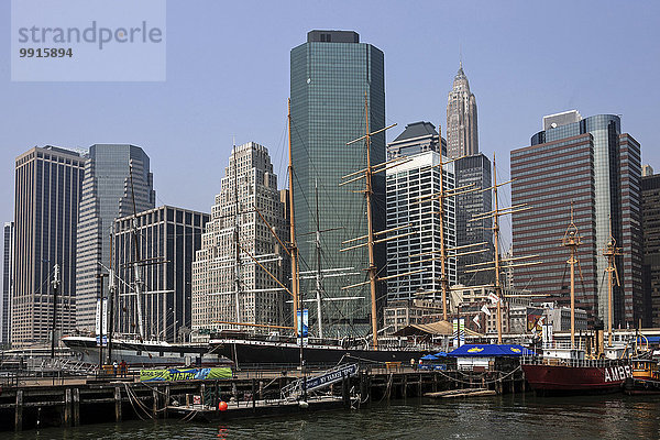 South Street Seaport  hinten die Skyline von Lower-Manhattan  New York  USA  Nordamerika