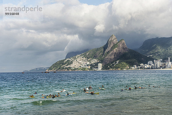 Surfers am Strand von Arpoador  Ipanema  Rio de Janeiro  Brasilien  Südamerika
