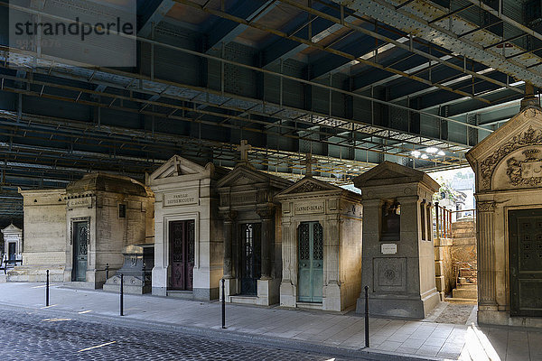 Gräber unter Straßenbrücke  Cimetière de Montmartre  Friedhof  Paris  Frankreich  Europa