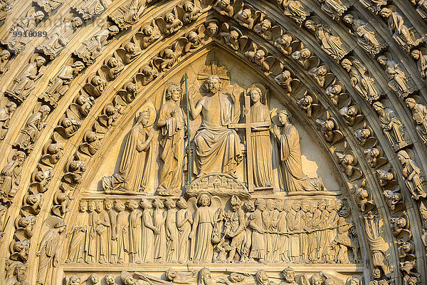 Das Jüngste Gericht  zentrales Tympanon über dem Portal der Westfassade der Kathedrale Notre Dame de Paris  Île de la Cité  Paris  Frankreich  Europa
