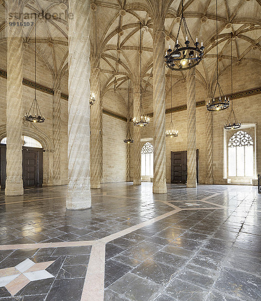 Die Säulenhalle der Seidenbörse  Valencia  Spanien  Europa