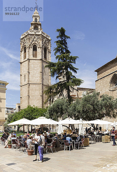 Straßencafe und Touristen vor der Kathedrale  Valencia  Spanien  Europa