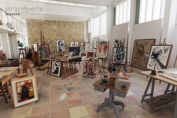 Atelier mit Gemälden von Joan Miró  Taller Sert  Fundació Pilar i Joan Miró  Palma de Mallorca  Mallorca  Balearen  Spanien  Europa