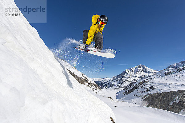 Snowboarder springt im Tiefschnee  Val Roseg  Pontresina  Graubünden  Schweiz  Europa